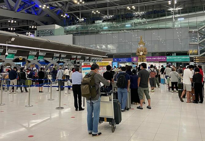 一足先に開国したタイは空港も賑わい始めた（バンコク・スワンナプーム国際空港にて、橋賀秀紀氏4月4日撮影）