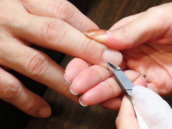 男性のネイルケアの様子