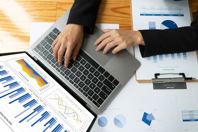 ノートパソコンで資料を作成するビジネスマン