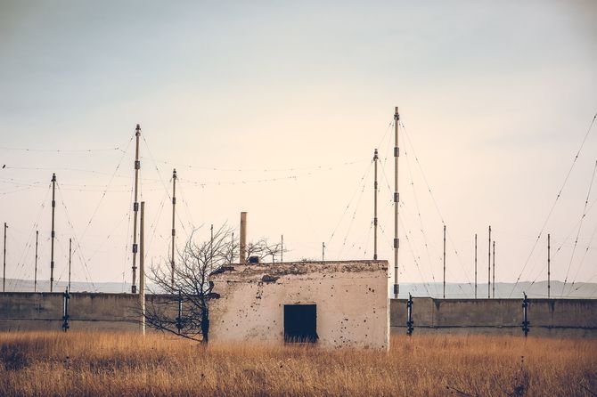 警察や軍に代わり畜産業を営む村人が管理する軍事基地跡
