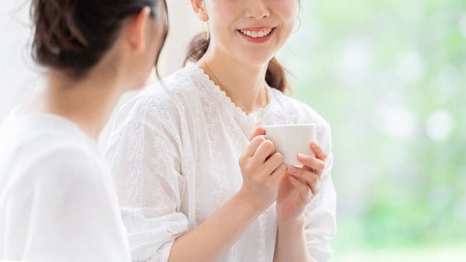 リビングルームで話す魅力的な日本の女性