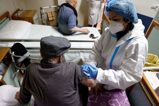 ローマの介護付き老人ホームで行われた新型コロナワクチン接種の模様（2021年1月7日撮影）