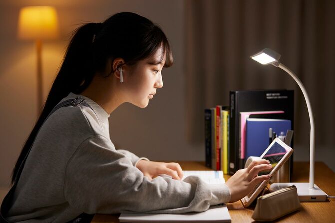 タブレット端末を視聴しながら勉強している女子生徒