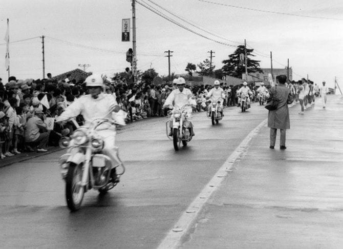 1964年東京五輪でメグロ「K1」を駆って聖火リレーを先導する白バイ隊員たち