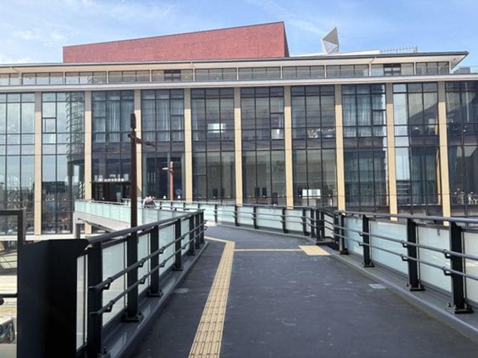 京成百貨店と水戸市民会館を結ぶペデストリアンデッキ