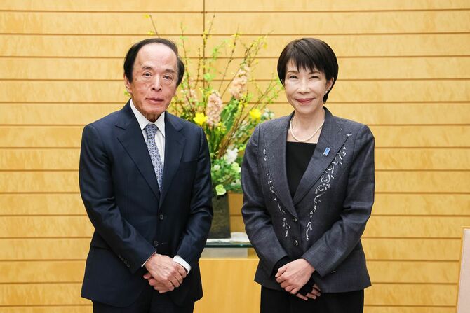総理大臣官邸で会談を行った日本銀行の植田和男総裁と高市総理
