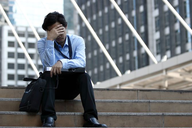 仕事に疲れ果てた男性