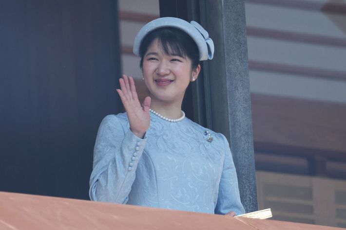 2025年2月23日、天皇陛下の誕生日を祝う一般参賀で手を振られる愛子内親王殿下