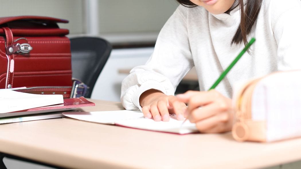 さっさと宿題をやる子どもに変わる…｢宿題が終わるまでおやつ抜き｣より効果的な親の声かけ 宿題をやらなくて困るという経験を奪わないのがコツ