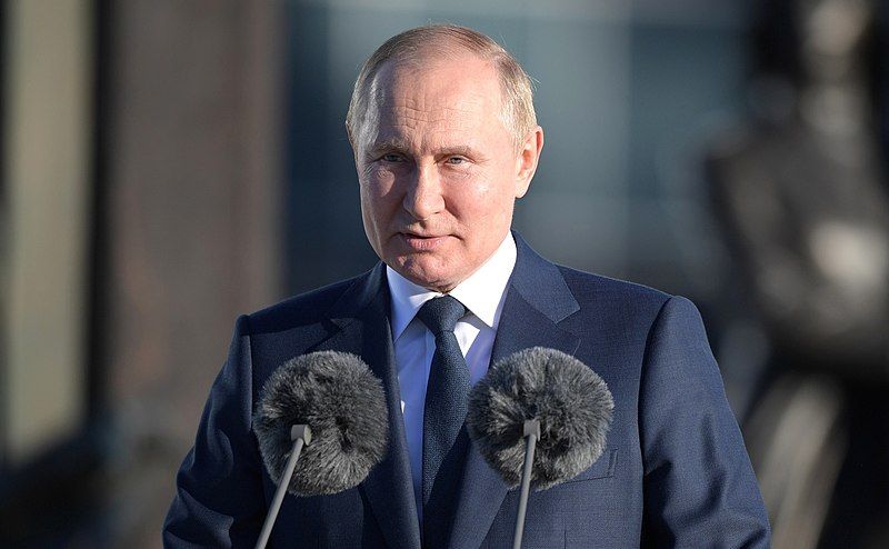 2022年6月30日、ロシア対外情報庁の記念碑の前であいさつするロシアのプーチン大統領（写真＝kremlin.ru／CC-BY-4.0／Wikimedia Commons）