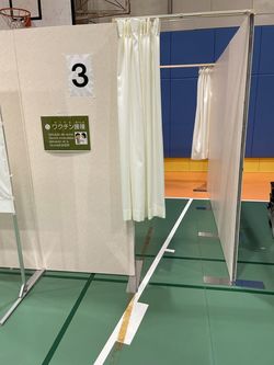 4つの動作を行ったのち、接種ブースに入る（筆者撮影）