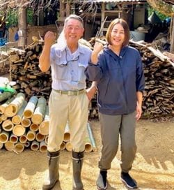 田澤恵津子さん(右)と炭焼きを担当する職人さん