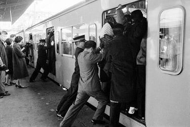鉄道２ 白黒鉄道写真 混雑した駅の電車 令和の通勤ラッシュとはレベルが違う…乗車率300%で窓ガラスが割れた