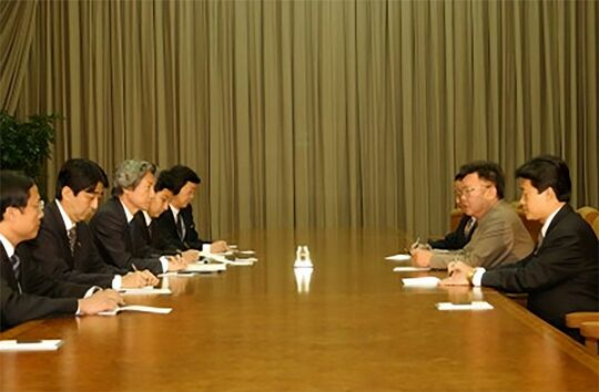 平成14年9月17日、小泉総理は、日本の総理大臣として初めて北朝鮮を訪問し、金正日国防委員長と首脳会談を行いました。