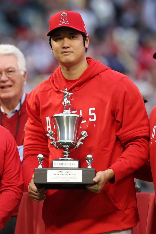 2023年9月30日、3年連続でチームMVPに選ばれたロサンゼルス・エンゼルスの二刀流・大谷翔平選手(中央)=カリフォルニア州アナハイム、エンゼル・スタジアム