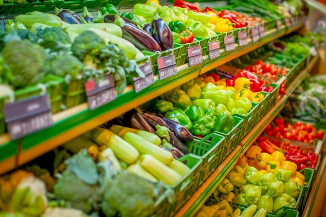 スーパーマーケットに並ぶ新鮮な野菜