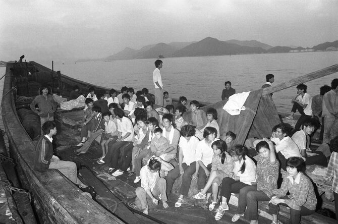1989年8月29日、難民男女204人を乗せ、前畑埠頭に接岸した木造船（長崎･佐世保市干尽町）