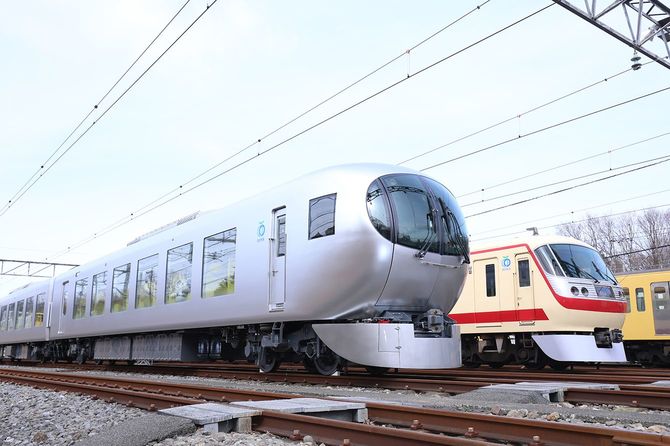 報道陣に公開された西武鉄道の新型特急車両「Laview（ラビュー）」（手前）。奥は現行の「レッドアロー」