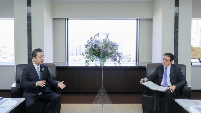 住友生命の高田幸徳社長(左)、立教大学ビジネススクールの田中道昭教授(右)