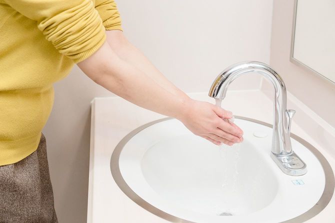 指先を流水でぬらす