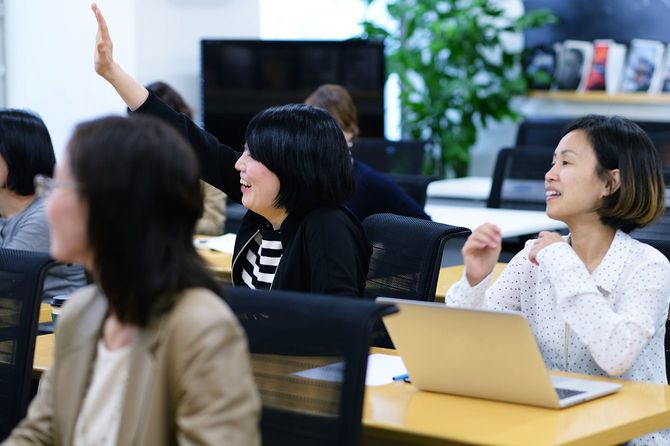 職場でのセミナーに出席するプロの女性のグループ