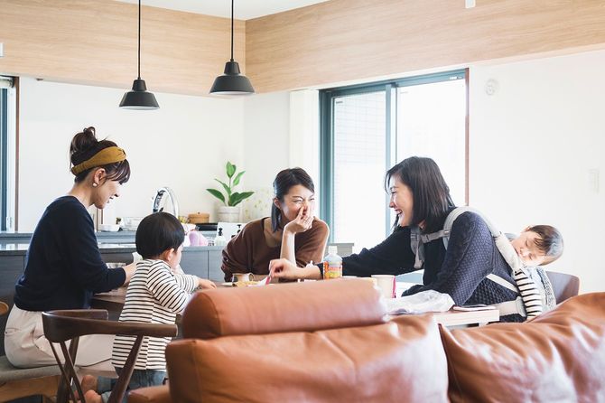 テーブルで話している子供を持つ母親