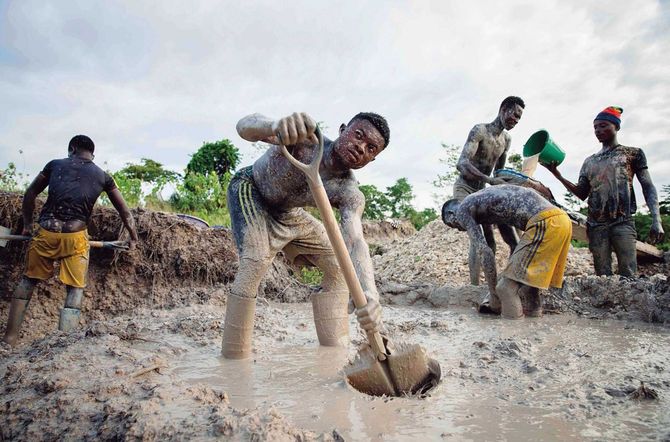 カカオ農園で違法金採掘をしているガーナの人々。カカオ豆の栽培では生活がままならない人もいる（2018年5月、筆者撮影）。