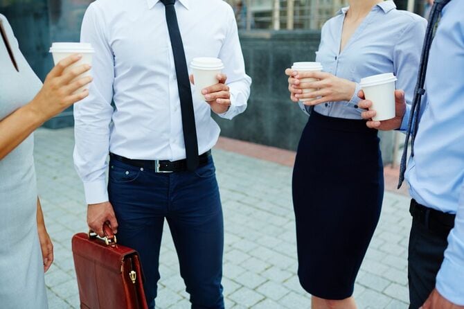 コーヒーを飲みながら話すビジネスマンたち