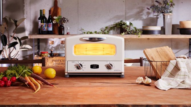 千石の自社ブランド「アラジン」の4枚焼きトースター。短時間で一気においしく焼き上げるグラファイトヒーターという技術と、アラジン・ブランドの歴史を踏まえたレトロなデザインで新しい市場を築いた。