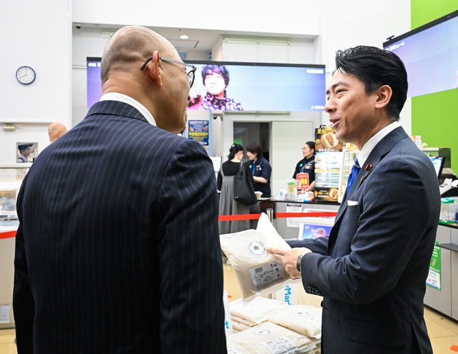 政府備蓄米を随意契約で調達した大手コンビニ「ファミリーマート」の販売状況を視察する小泉進次郎農林水産相（右）。左は細見研介社長＝2025年6月5日午前、東京都港区［代表撮影］
