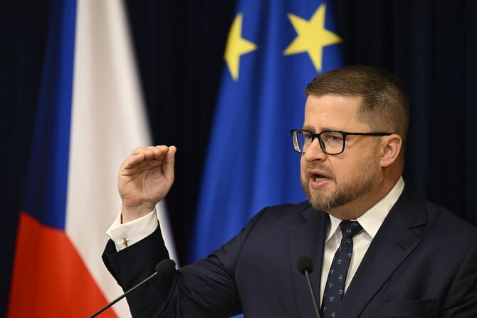 2024年6月27日、チェコ共和国のプラハで開催されたチェコ国立銀行(CNB)の金融政策決定会合後の記者会見で発言するアレス・ミフル総裁。