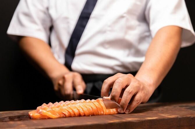 サーモンをさばく寿司職人