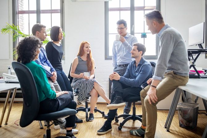 和やかに会議するグループ