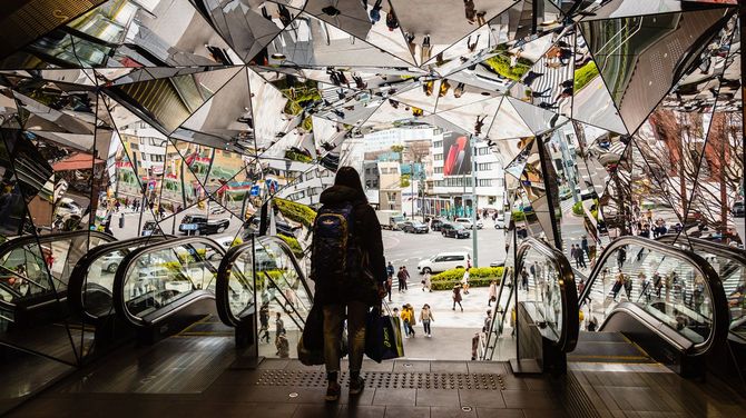 東急プラザの鏡の入り口＝2019年1月25日