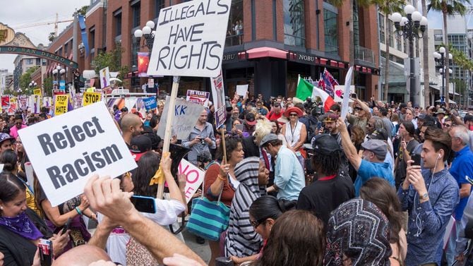 カリフォルニア州サンディエゴで行われたアンチ・トランプ・キャンペーン