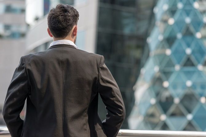 たたずむビジネスマンの後ろ姿