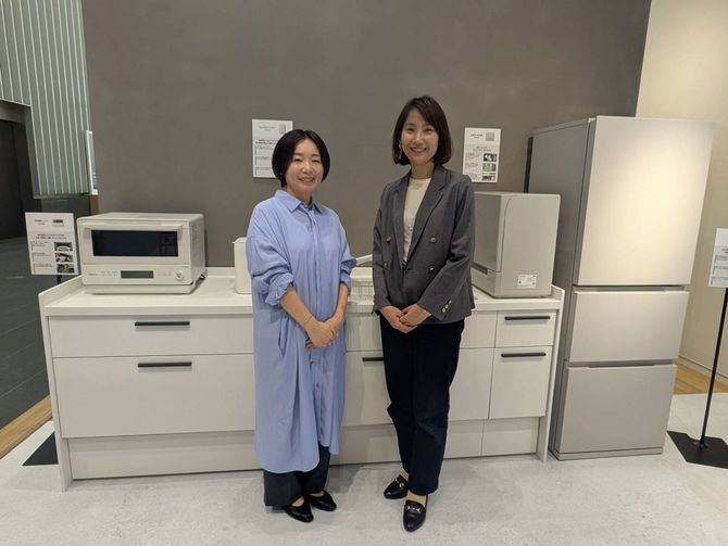 パナソニック商品横断企画部担当部長 岡橋藍さん（右）と同デザインセンター エキスパートリサーチャー船引伸恵さん（左）