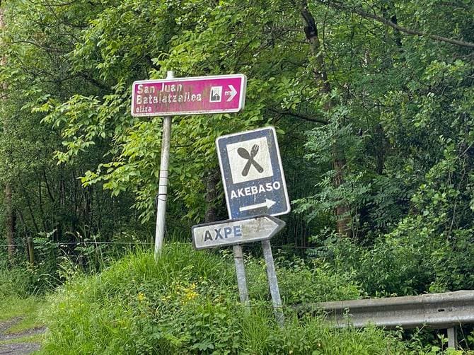 Axpe（アシュペ）の標識を曲がると山道が続く