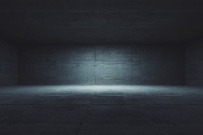 暗いコンクリート室