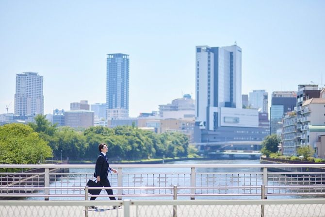 ビジネス街を歩く若いビジネスマン