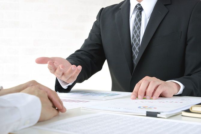 オフィスでの商談