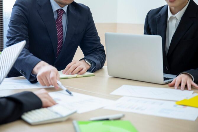 会議室でビジネスマン