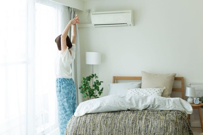 自宅で過ごす女性