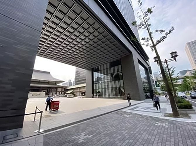 北棟4階まで、寺務所やスターバックスが入る