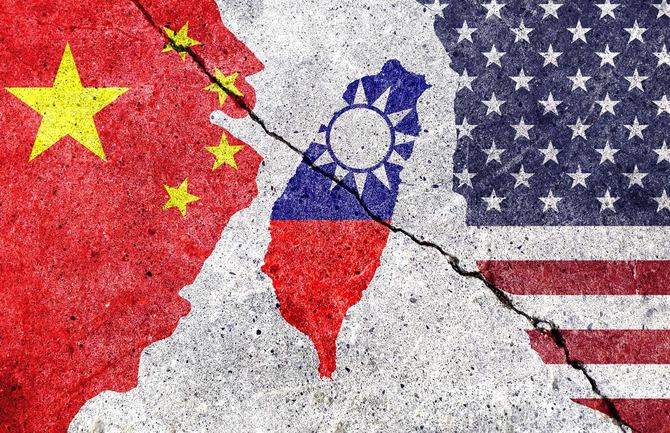 五星紅旗の中国と、星条旗の米国に挟まれた台湾