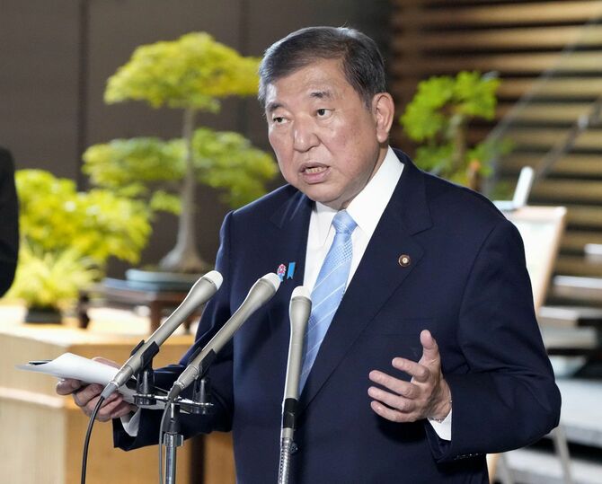 記者団の取材に応じる石破首相＝2025年8月1日午後、首相官邸