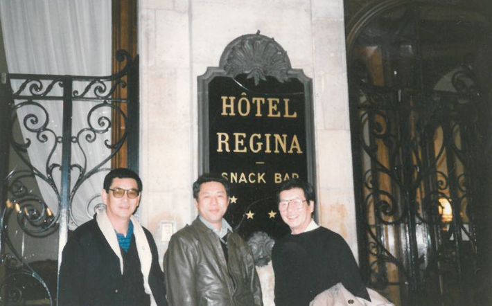 海外ロケのときの高倉と小林の貴重なショット