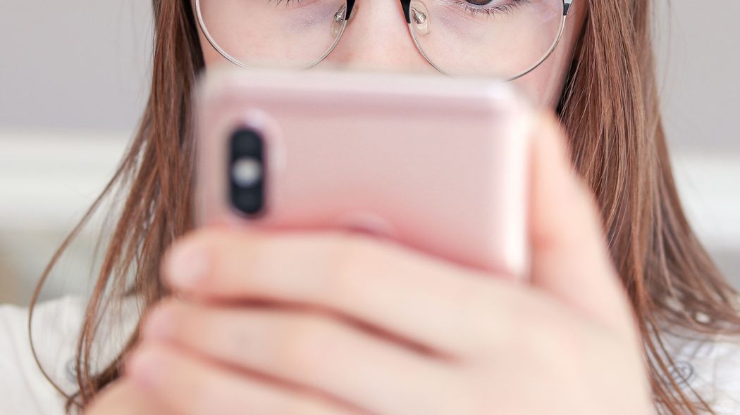 これを使うだけで｢夕方の疲れ目｣がスッキリする…眼科医が伝授｢スマホ老眼を遅らせる100均アイテム｣ 放っておくと緑内障､白内障の発症リスク大