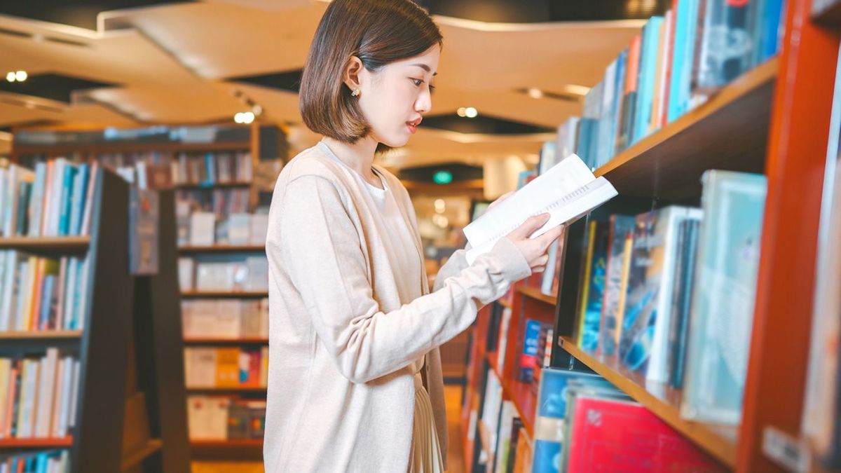 書店で本を読んでいる女性