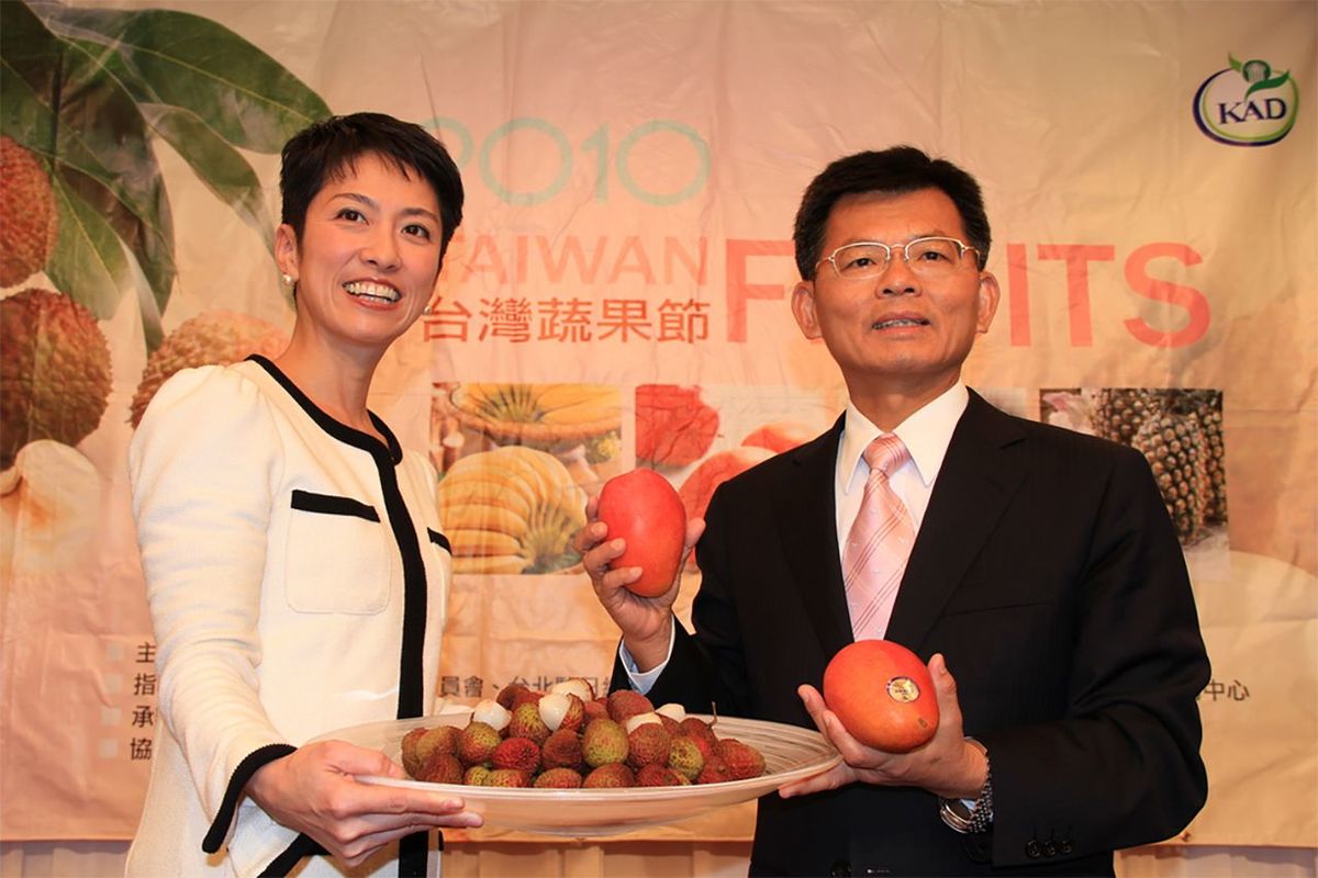 2010年5月30日、楊秋興・高雄県県長（当時）が東京都内のスーパーで台湾フルーツをPR。同日夜、麹町のホテルで開かれたパーティーに、蓮舫・参議院議員（左）も駆けつけた（写真＝小興 蠟筆／CC-BY-SA-2.0／Wikimedia Commons）